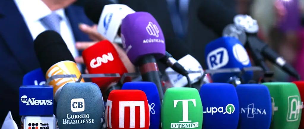 Microfones em uma coletiva de imprensa