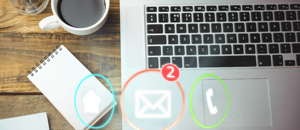 Mesa com notebook e ícones que fazem alusão ao envio de e-mail