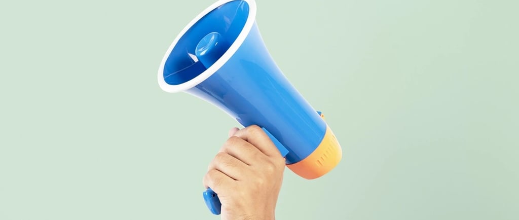 Mão segurando megafone