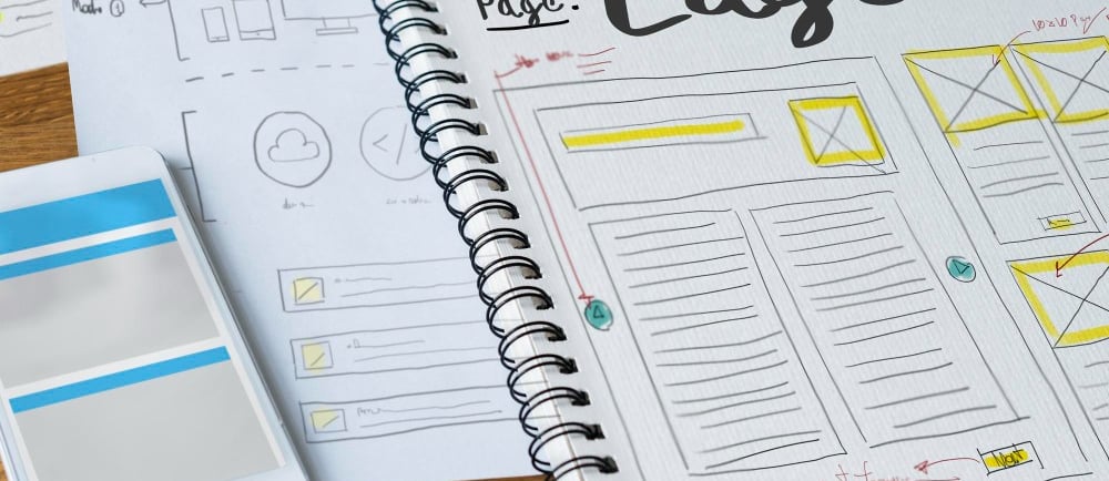Caderno com um esboço do layout de uma landing page para advogados