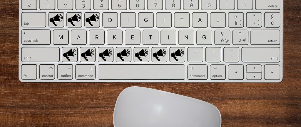 Teclado com as letras formando a expressão "Digital Marketing"