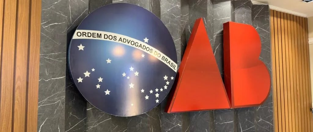 Parede com o logo da OAB