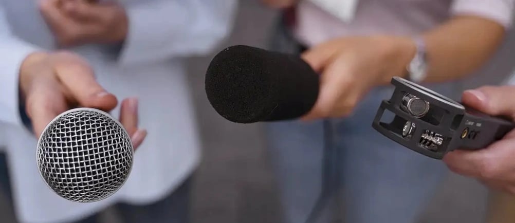 Repórteres com microfone e gravador nas mãos