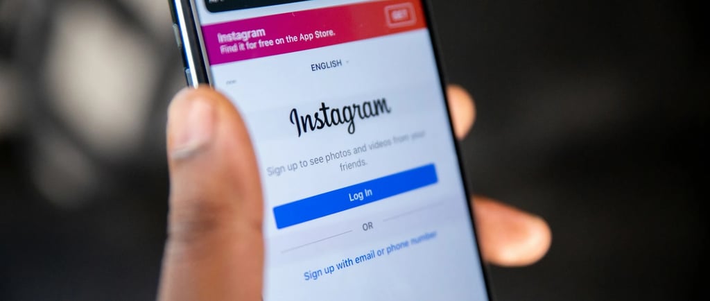 Celular com o aplicativo do Instagram aberto