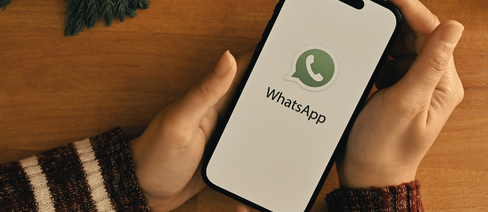 Pessoa com o celular na mão aberto no WhatsApp