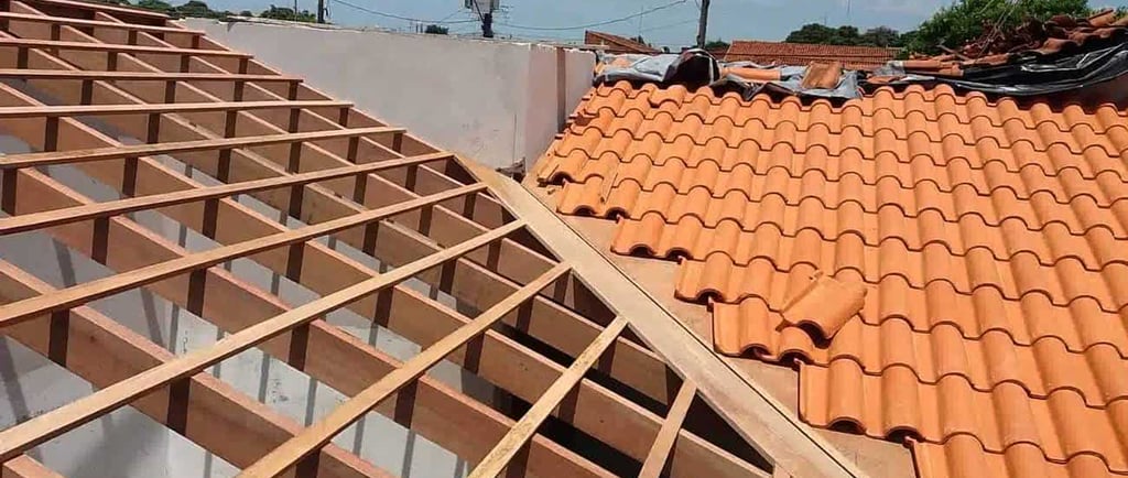 telhado com estrutura de madeira 