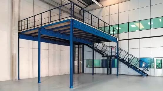 Mezanino para ampliar o espaço do ambiente