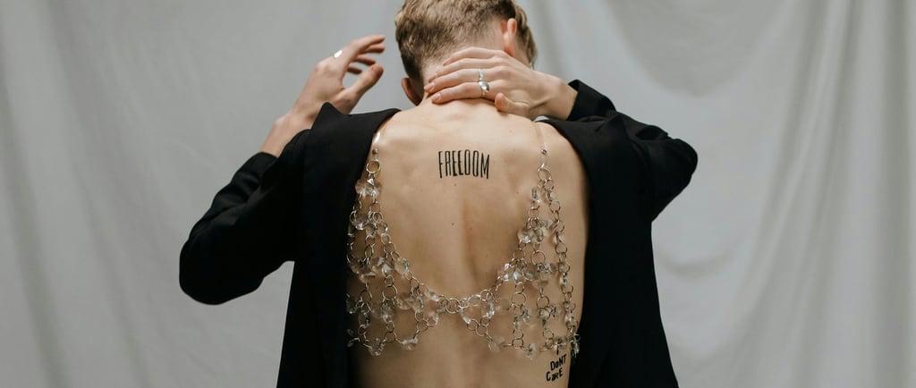 Vaikinas su apnuoginta nugara