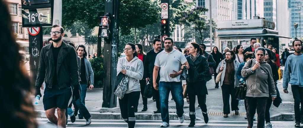 Minia žmonių eina gatve