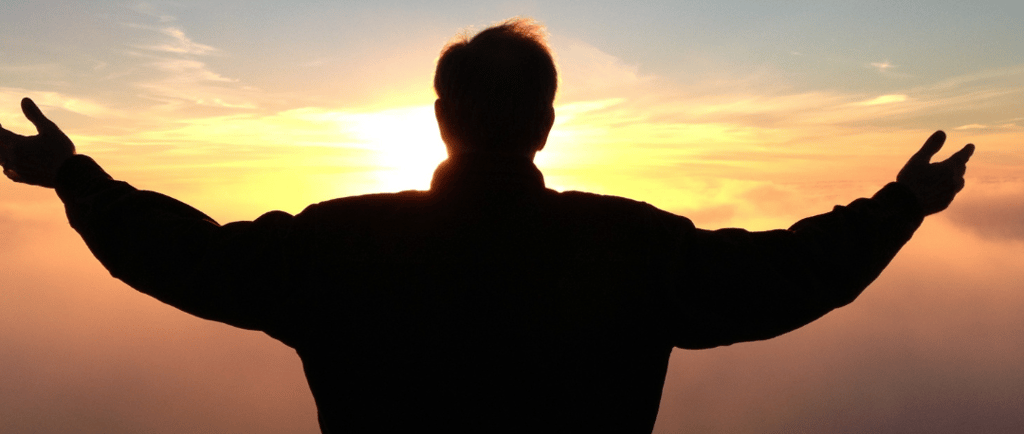 homme regardant le coucher du soleil 