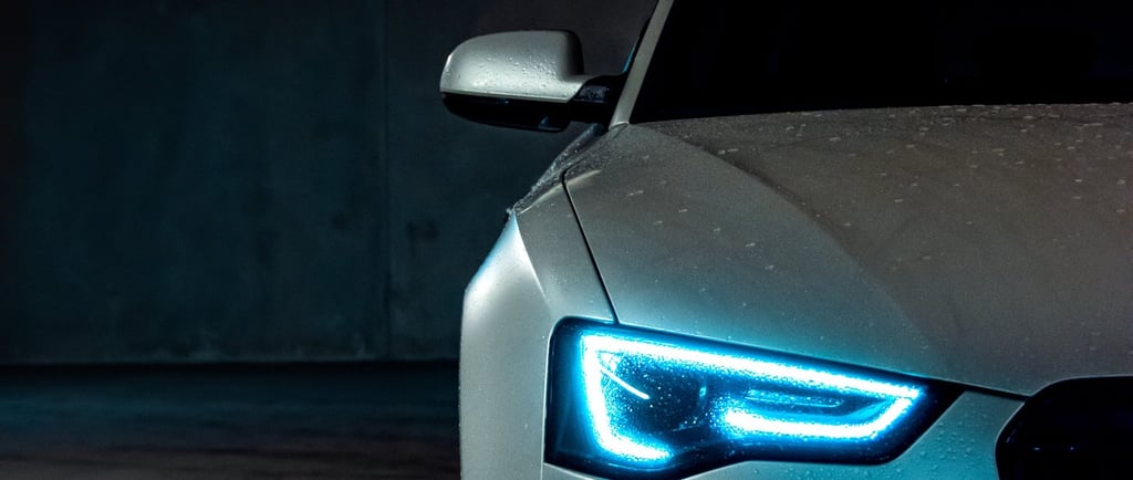 Biały samochód w deszczu, zdjęcie prawego reflektora