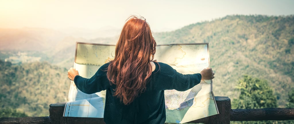 Kobieta odwrócona tyłem czytająca mapę PDU Polskie Doradztwo Ubezpieczeniowe