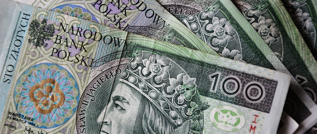 Kilka stuzłotowych banknotów