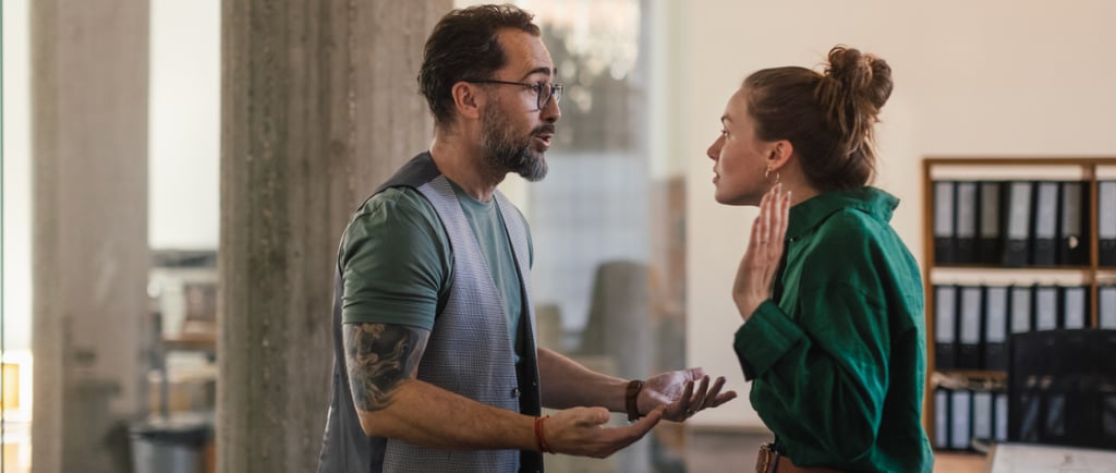 Zwei Kolleg:innen streiten im Büro – Symbolbild für Stress, Konflikte und Überforderung im Beruf.