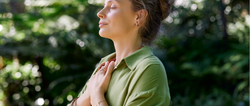 Frau mit geschlossenen Augen und Händen auf dem Herzen – Symbolbild für Selbstliebe, innere Stärke.