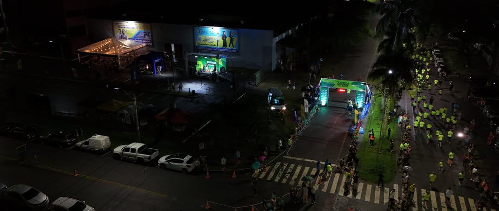 imagem aérea de corrida de rua noturna