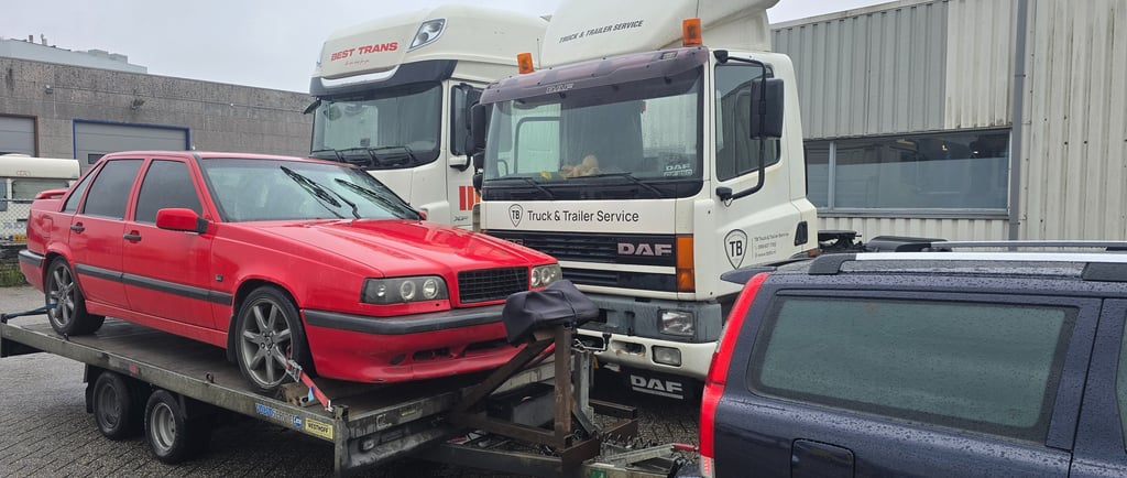Joy van Haelen's Volvo 850R on a trailer behind a Volvo V70