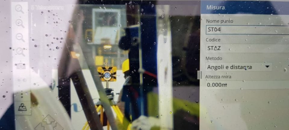 Trimble Access while measuring a reflective prism with Trimble SX10