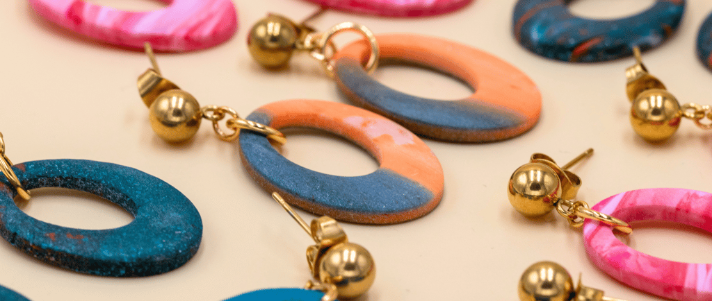 Bannière de présentation avec des boucles d'oreilles
