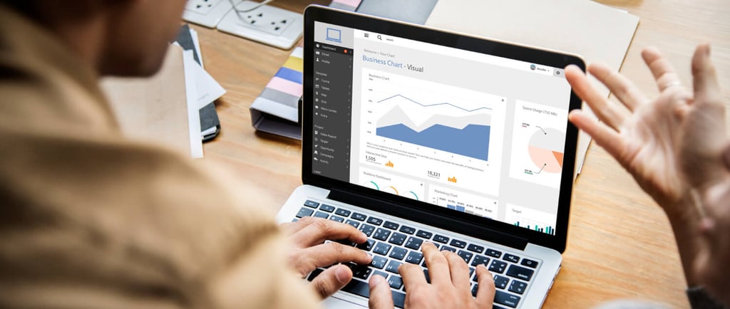 Profesional analizando una web que no genera clientes, concepto de marketing digital