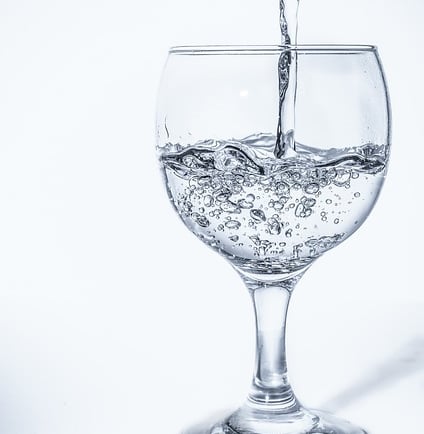 l'importance de boire en mangeant