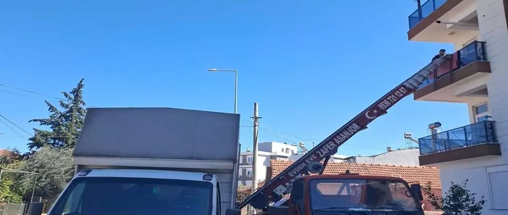 Antalya Konyaaltı bölgesinde evden eve nakliyat hizmeti sunan Atik Nakliyat'ın kamyoneti.