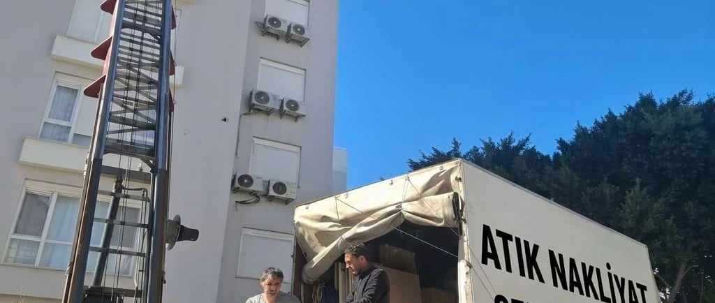 Antalya Kepez ilçesinde parça eşya taşıma hizmeti veren Atik Nakliyat'ın asansörlü nakliye aracı
