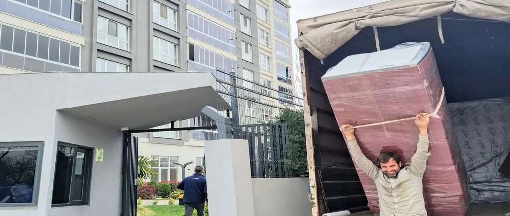 Antalya'dan diğer şehirlere şehirler arası nakliyat hizmeti veren Atik Nakliyat'ın büyük nakliye kamyonu.