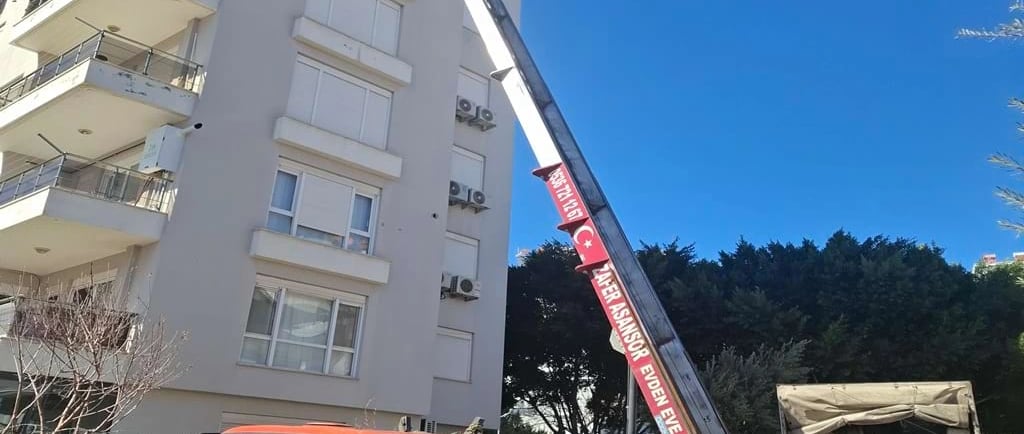 Atik Nakliyat markalı panelvan araç Antalya Muratpaşa'da sokakta park etmiş vaziyette.