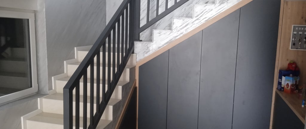 moderan metalni gelender za stepenice u enterijeru kuće