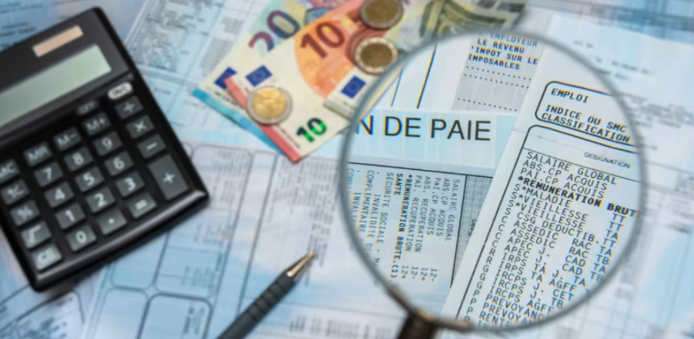 Gestionnaire RH utilisant un logiciel de paie pour externaliser la gestion salariale