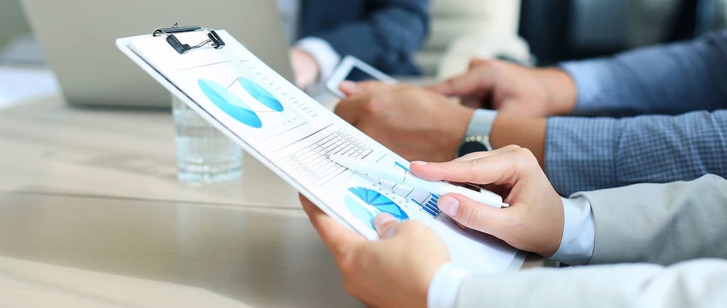 Chef d’entreprise analysant un tableau financier pour mettre en place une stratégie fiscale