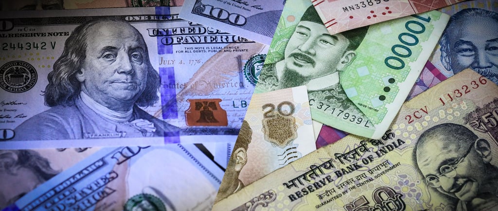 Asian Currencies Rebound as Dollar Weakens, But Trade War Fears Linger