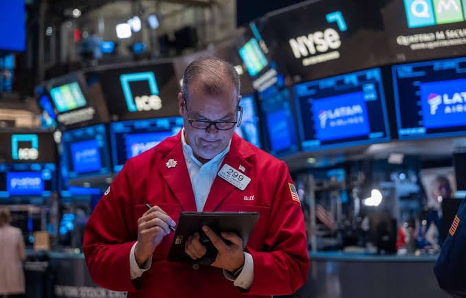 U.S. Stock Futures Drop Amid Earnings Reports, Rising Treasury Yields, and Political Uncertainty