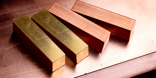 Gold's Quiet Year-End: Navigating Pressure from a Strong Dollar and Fed Policy