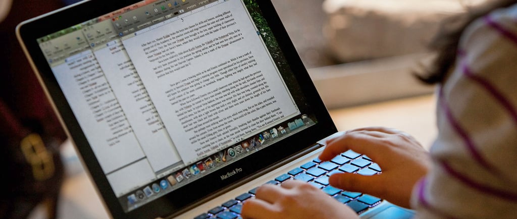 Student alegând tema pentru licență