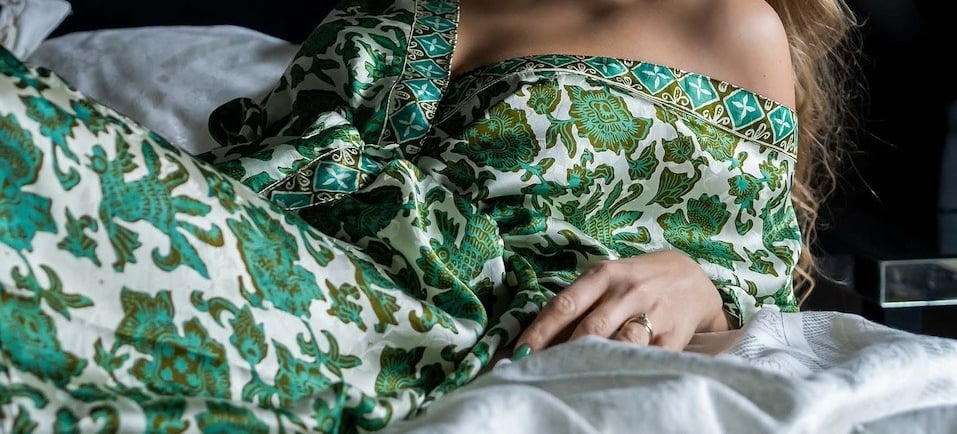 WOMAN WEARING GREEN SEXY 100% SILK KIMONO