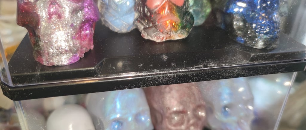 Varias calaveras de colores y soldado imperial