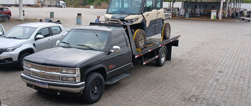 Guincho Bauru, guincho levando um carro em sua plataforma.