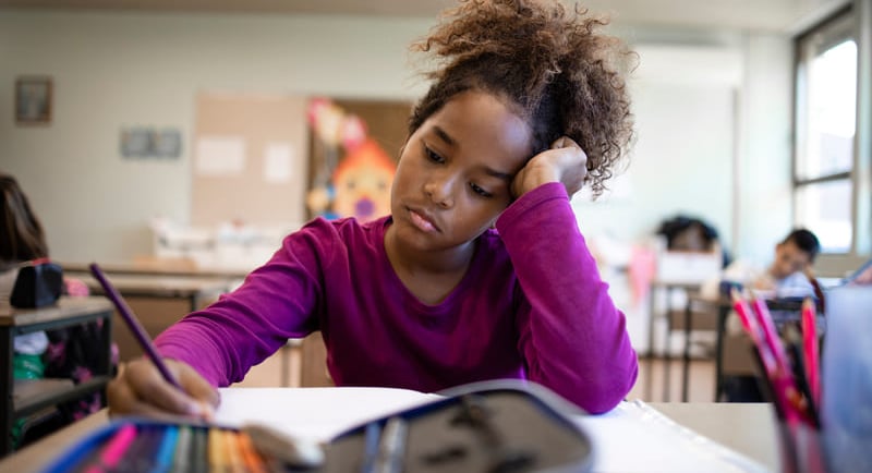 adolescente-souffrance-scolaire-dysgraphie