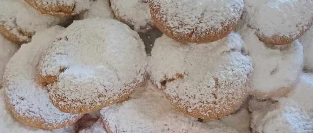 Greek Almond Snowballs (Kourabiedes) cookies
