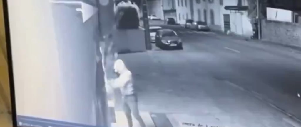 Terroriste tente d'incendier une mosquée à Morlais, dans le finistère.