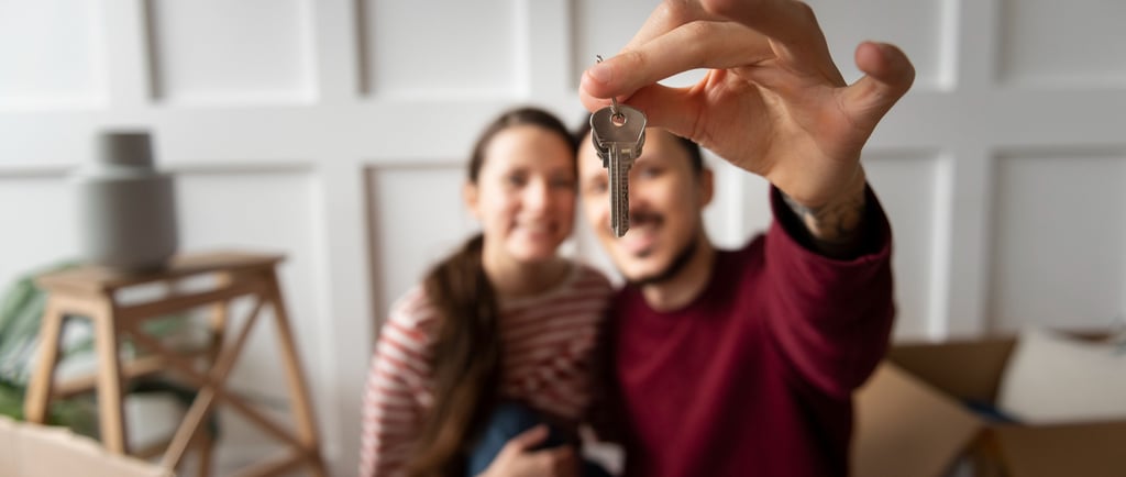 Casal segurando a chave da casa própria