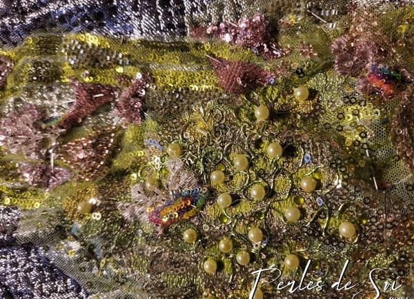 Détail de la broderie ornementale sur une veste femme argent - Perles de Soi par JC Gal