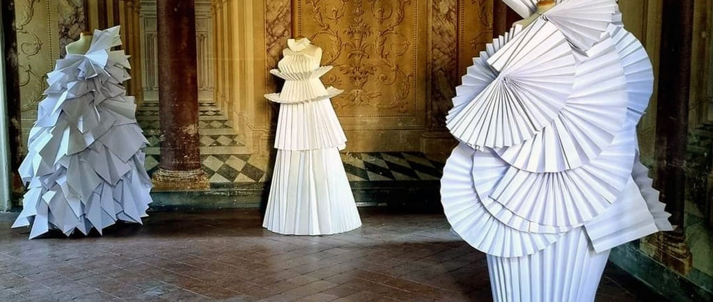 tre biti fatti di carta come se fossero degli origami