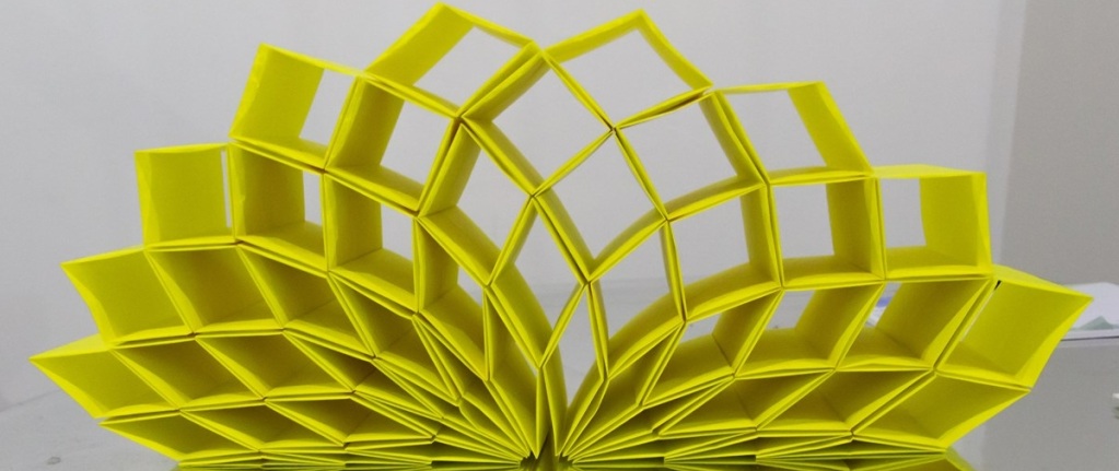 Origami modulare estetico giallo su sfondo grigio