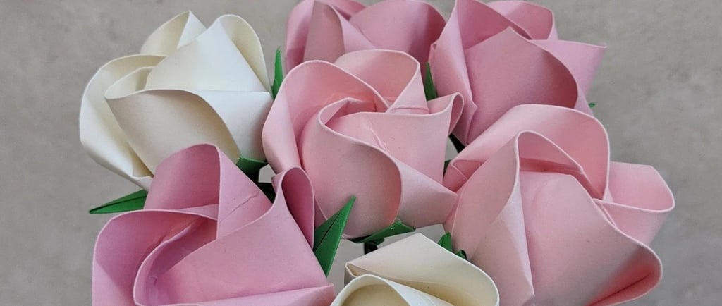 Origami di un mazzo di rose fatto con la carta