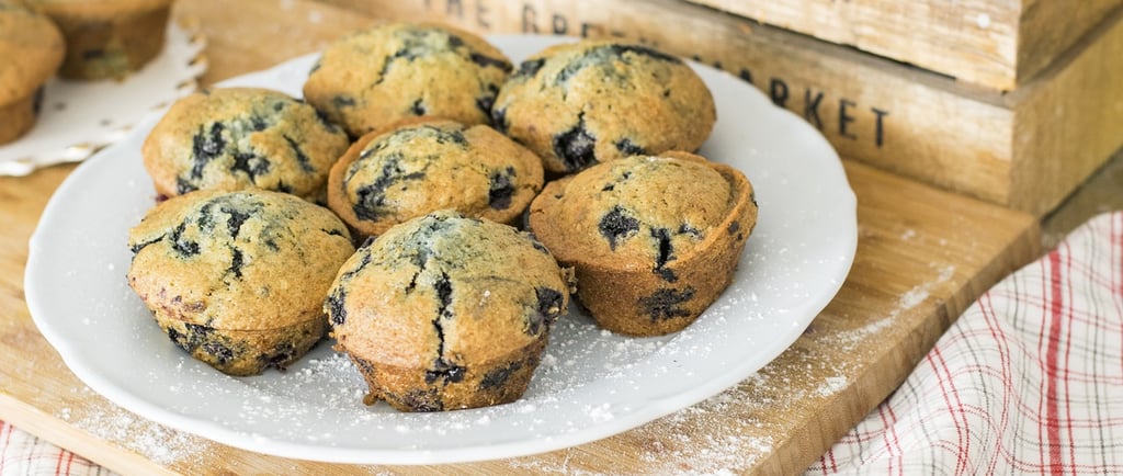 Muffins de arándanos en plato