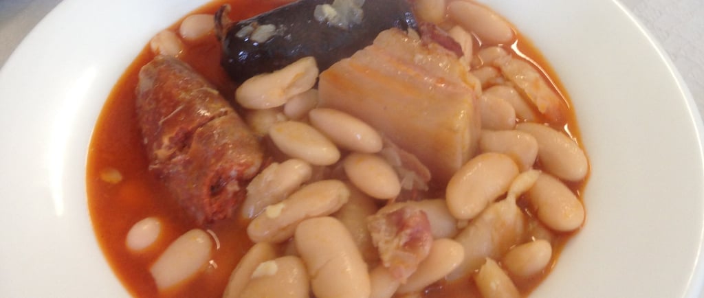 fabada asturiana en plato