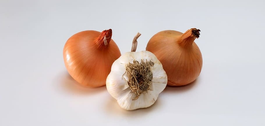 tres variedades de cebollas